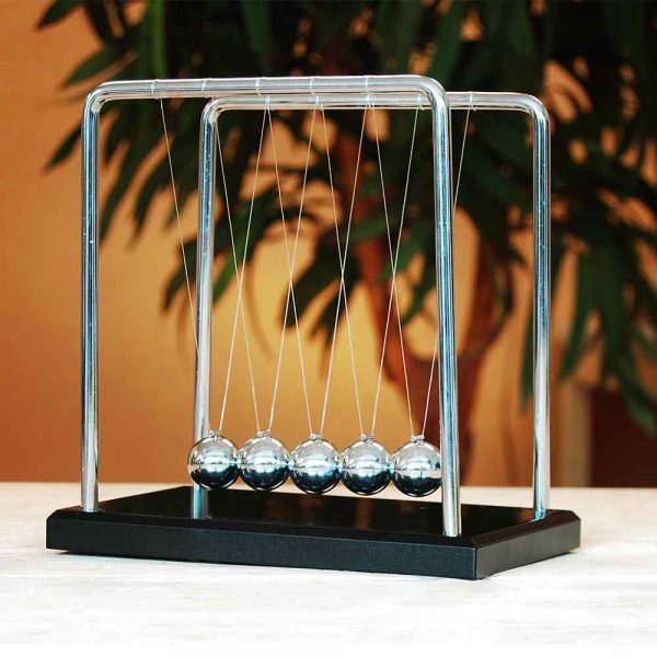 Giant Newton&apos;s Cradle - Houten Voet