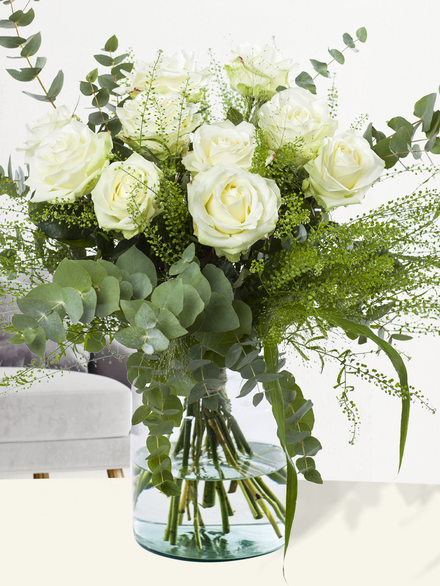 10 witte rozen met eucalyptus 1 10 witte rozen met eucalyptus
