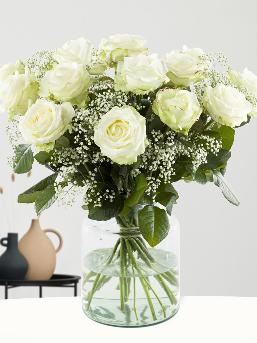 15 witte rozen met gipskruid 1 15 witte rozen met gipskruid