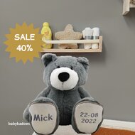 Knuffel Beer Vic Grey met naam en datum 1 Knuffel Beer Vic Grey met naam en datum