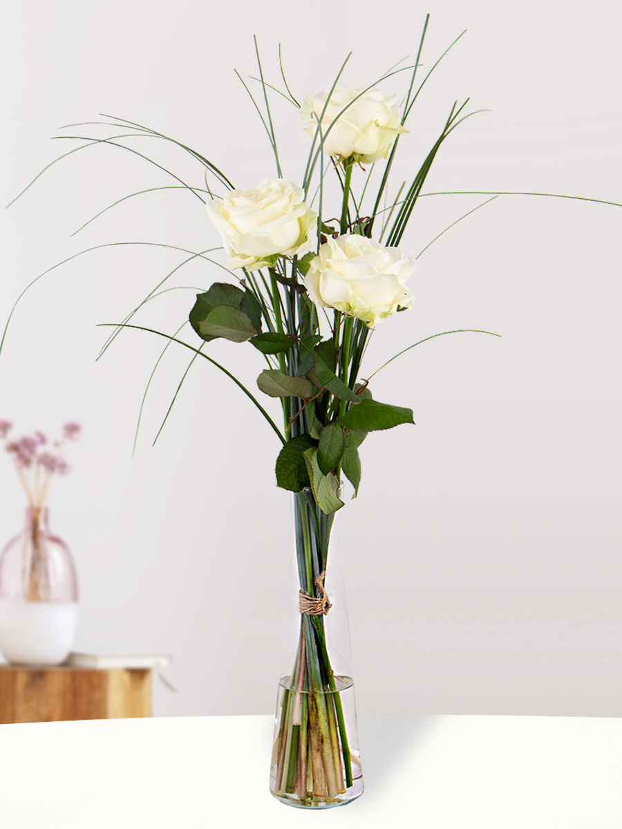 Drie witte rozen - premium rozen + glasvaas Debbie 1 Drie witte rozen - premium rozen + glasvaas Debbie