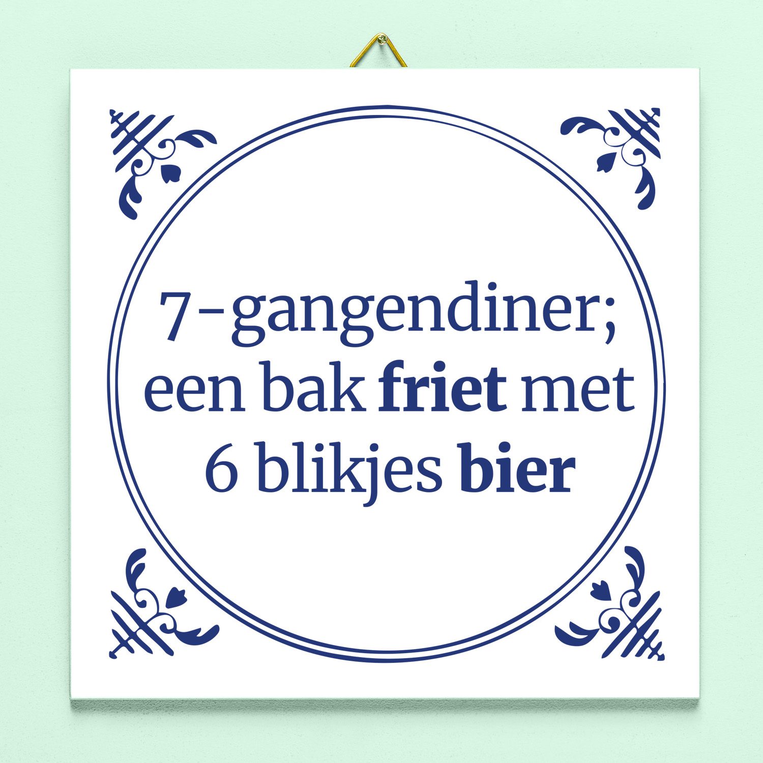 Tegeltje 7-gangendiner, een bak friet met 6 blikjes bier 1 Tegeltje 7-gangendiner, een bak friet met 6 blikjes bier