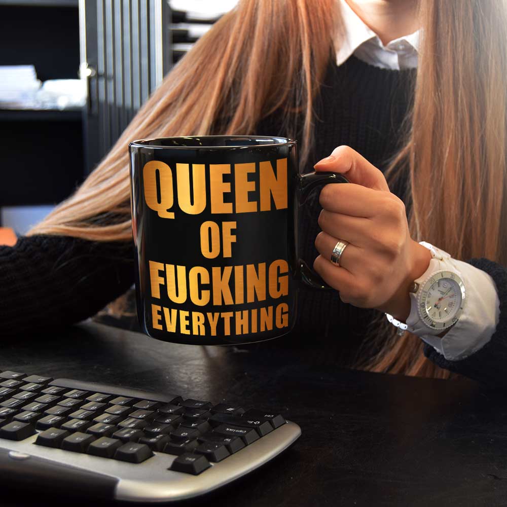 Queen of Fucking Everything Mok - 850 ml - Zwart Keramiek 1 Queen of Fucking Everything Mok - 850 ml - Zwart Keramiek