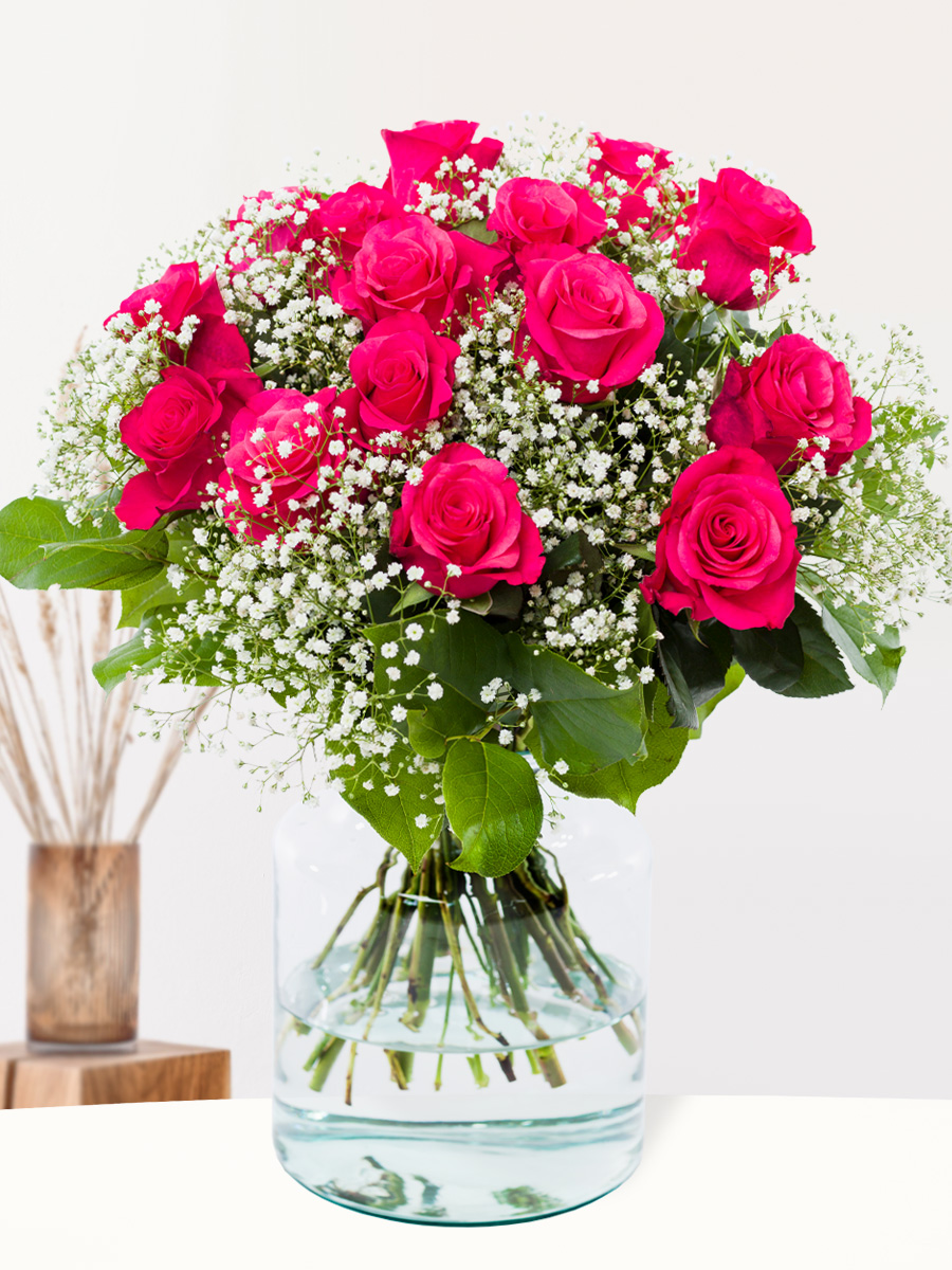 Roze Tacazzi rozen met gipskruid 1 Roze Tacazzi rozen met gipskruid