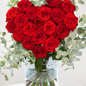 Boeket rode rozen in hartvorm met eucalyptus - Red Naomi