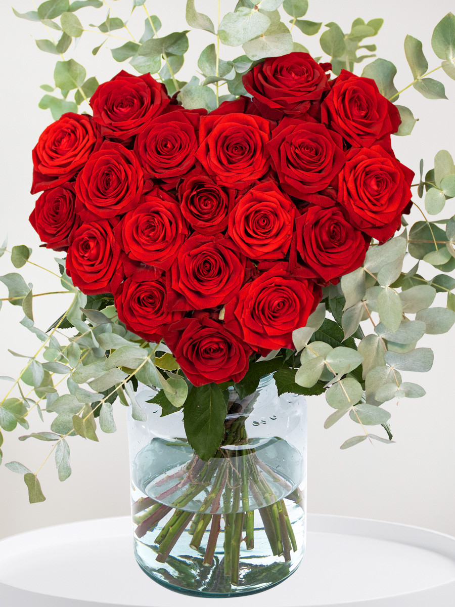 Boeket rode rozen in hartvorm met eucalyptus - Red Naomi 1 Boeket rode rozen in hartvorm met eucalyptus - Red Naomi