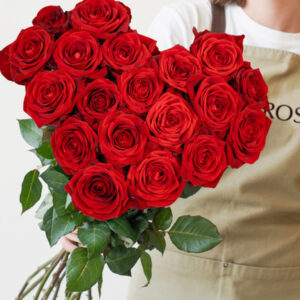 Boeket rode rozen in hartvorm - Red Naomi - Valentijnsdag