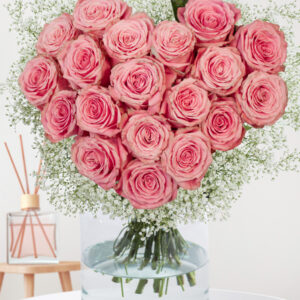 Boeket roze rozen in hartvorm met gipskruid - Sophia Loren