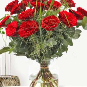 Rood rozenboeket met panicum en eucalyptus