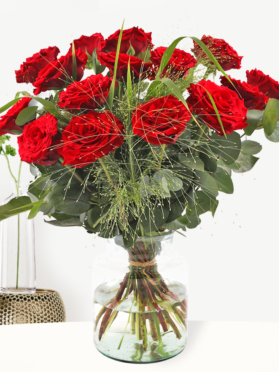 Rood rozenboeket met panicum en eucalyptus 1 Rood rozenboeket met panicum en eucalyptus