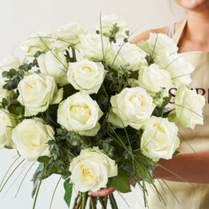 Wit rozenboeket met beregras