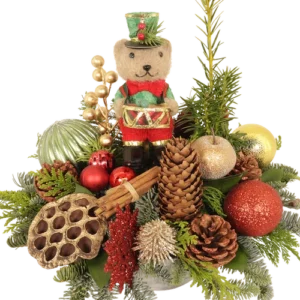 Kerststuk beer met trommel rood goud groen