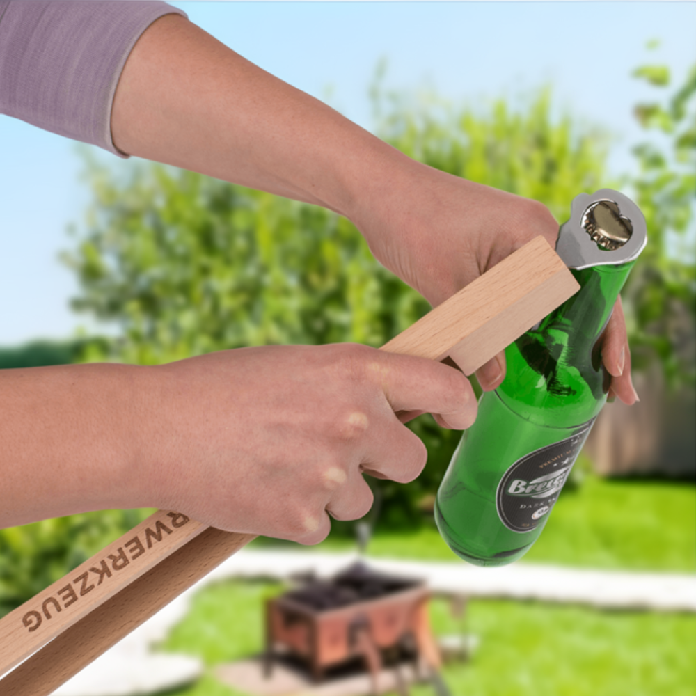 Houten BBQ Tang met Bieropener 1 Houten BBQ Tang met Bieropener