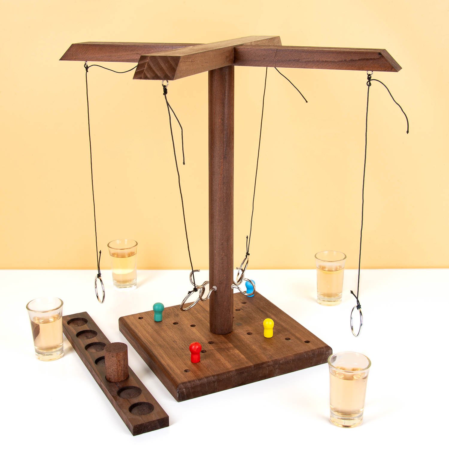 Houten ringwerpspel met shotglazen 1 Houten ringwerpspel met shotglazen