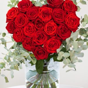Boeket rode rozen in hartvorm met eucalyptus - Red Naomi