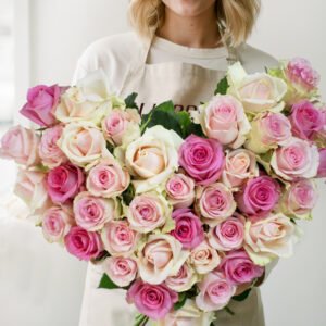 Gemengd boeket roze rozen in hartvorm
