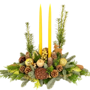 Tafelkerststuk ca. 65cm met 2 goud gele kaarsen
